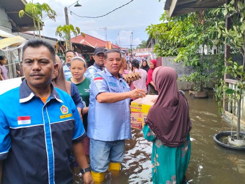 GEMPARS Kota Pekanbaru Bersama Kasih Ban Motor (KBM) Bagikan 200 Paket Sembako dan Uang Tunai Untuk Korban Bencana Banjir di Rumbai