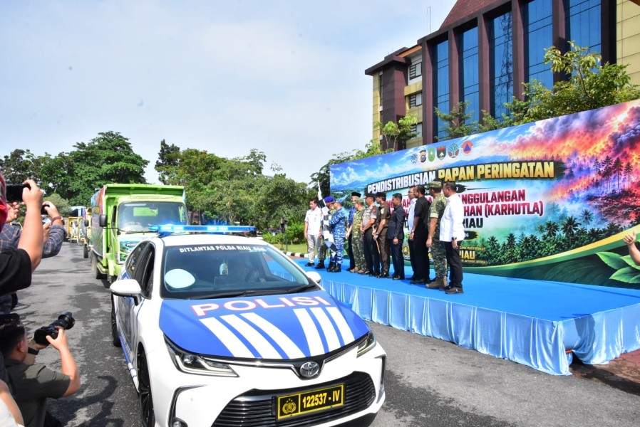 Danrem 031/WB Bersama Forkopimda Riau Lepas Pendistribusian Papan Peringatan Karhutla