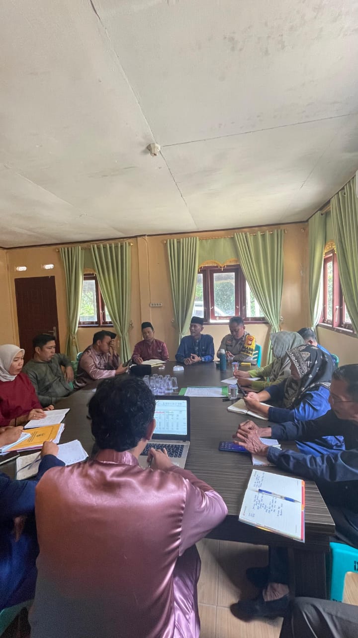 *Bhabinkamtibmas Desa Lubuk Ogung Laksanakan Rapat Koordinasi dalam Rangka Persiapan HUT Desa dan HUT RI*