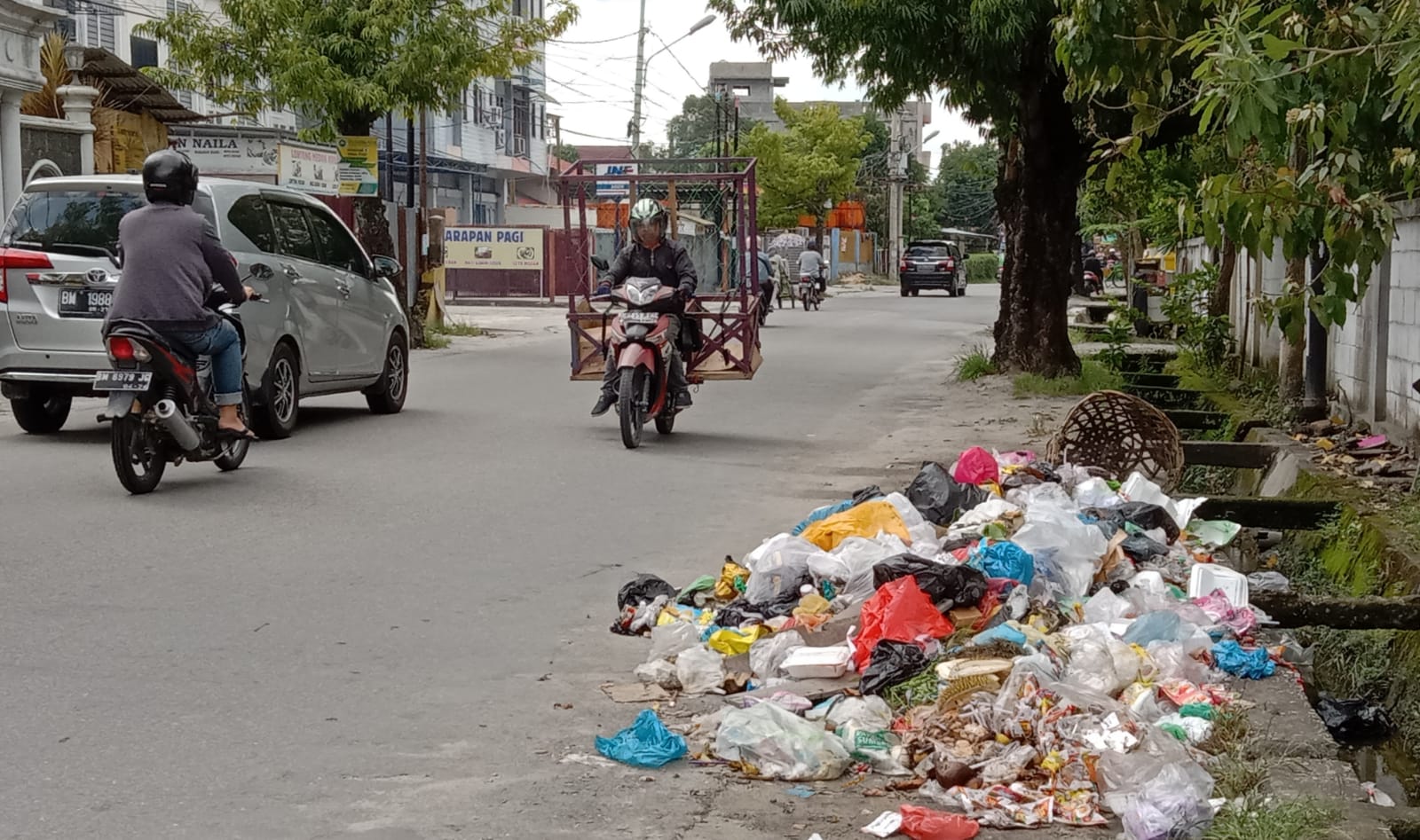 Bertepatan Hari Jadi Pekanbaru ke 238 Sampah Menumpuk di Jalan Rajawali, Ganggu Kenyaman Warga