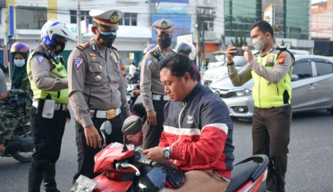 Tak Pakai Masker, Puluhan Pengendara Ditegur