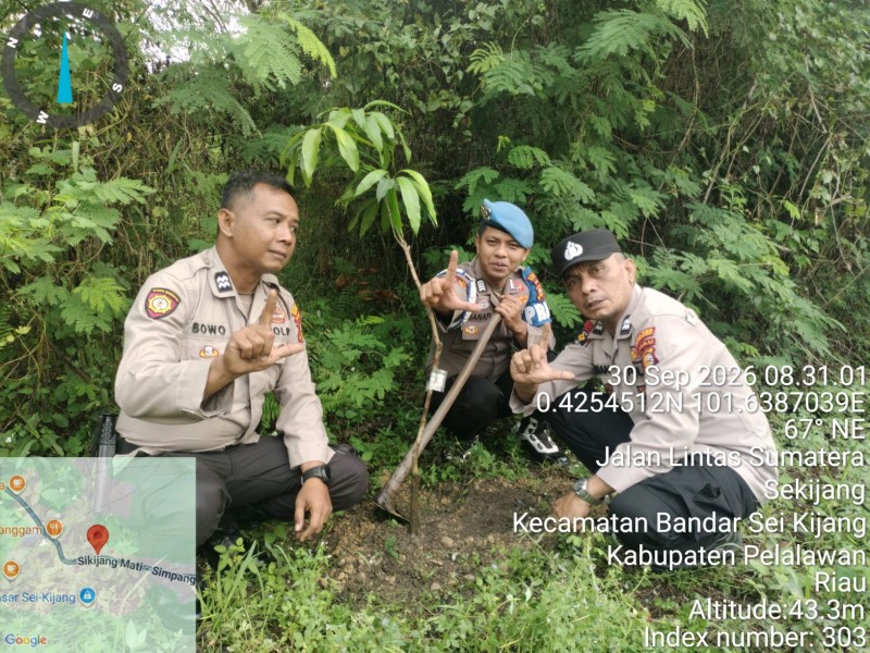 Dukung Program Penghijauan Kapolda Riau, Polsek Bandar Sei Kijang Tanam Pohon Mangga di Mapolsek