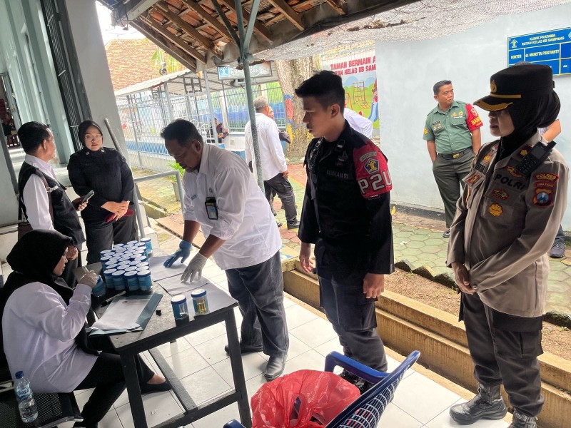 Gandeng BNNK, Polri, TNI, Rutan Sampang Gelar Tes Urine Mendadak