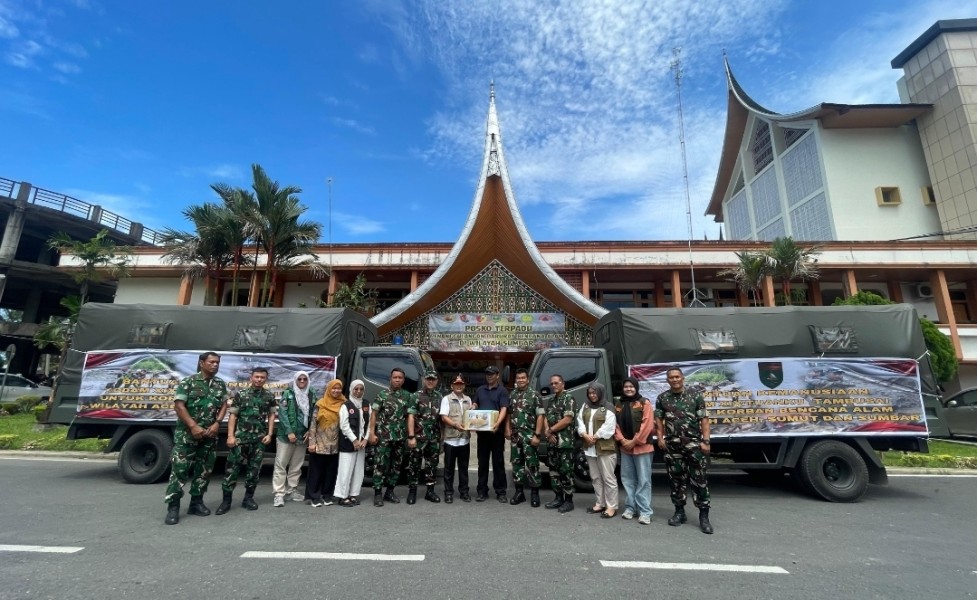 Penyerahan Bantuan Sosial Kodam XIX/TT untuk Korban Bencana di Sumatera Barat
