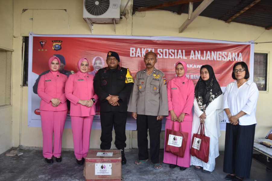 Dansat Brimob Polda Riau Pimpin Anjangsana ke Rumah Warakawuri : Silaturahmi Tetap Terjaga