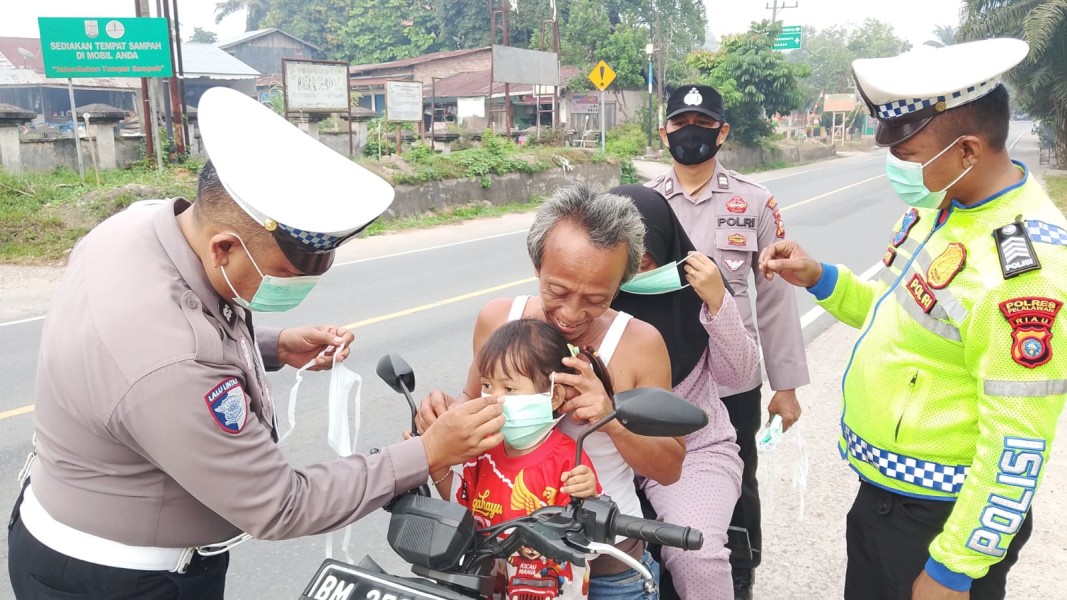 Polsek Bandar Sei Kijang Kembali Bagikan Masker ke Pengguna Jalan Antisipasi Dampak Asap Karhutla