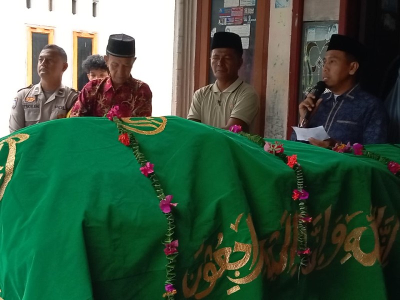 Bhabinkamtibmas Desa Muda Setia Laksanakan Melayat ke Rumah Warga, Tingkatkan Kepercayaan Masyarakat