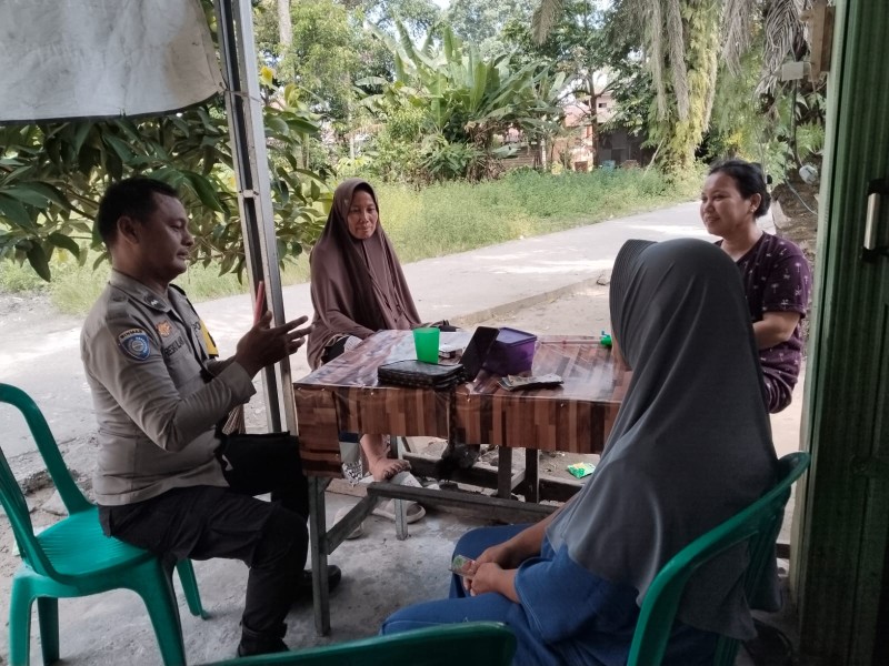 Bhabinkamtibmas Desa Muda Setia Laksanakan Kegiatan Door To Door Sistem (DDS) untuk Meningkatkan Kepercayaan Masyarakat
