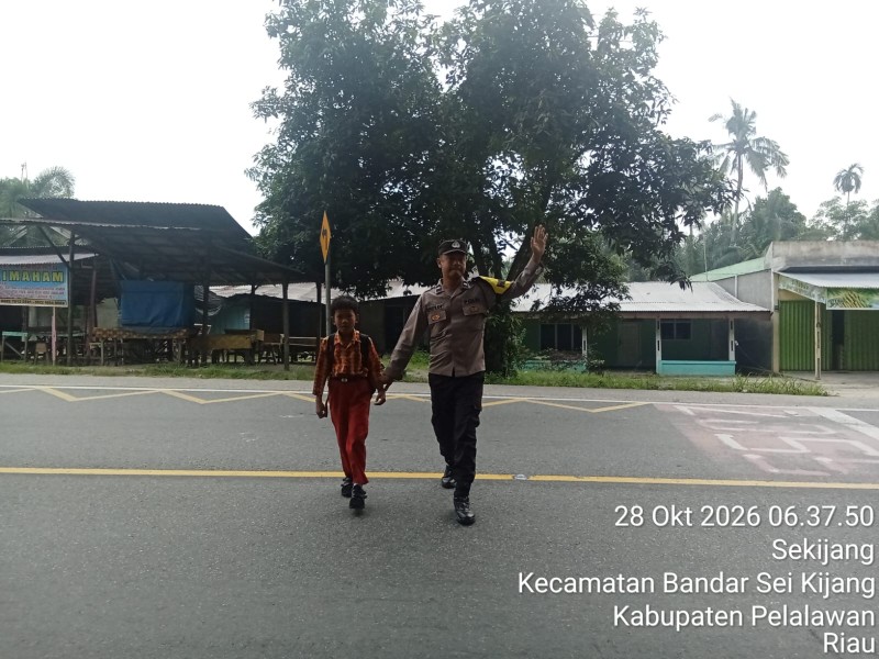 CIPTAKAN RASA AMAN DI JALAN RAYA, 5 PERSONEL POLSEK BANDAR SEI KIJANG GELAR STRONG POINT PAGI
