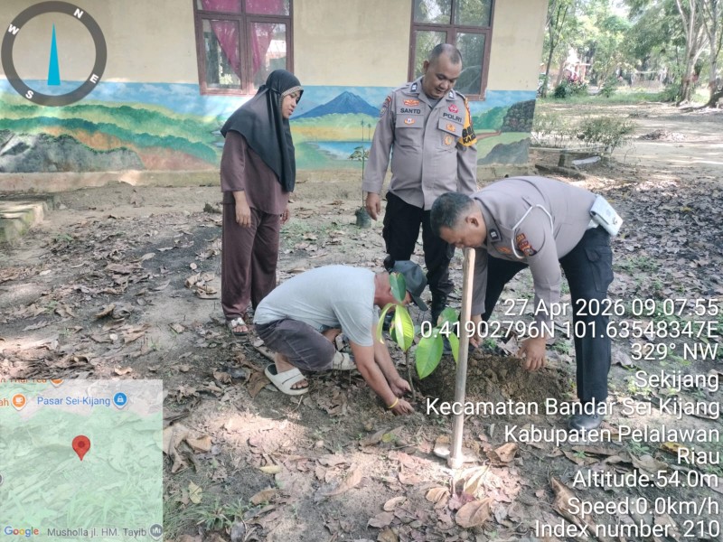 Penanaman Bibit Pohon Polsek Sei Kijang Dukung Program Kapolda Riau