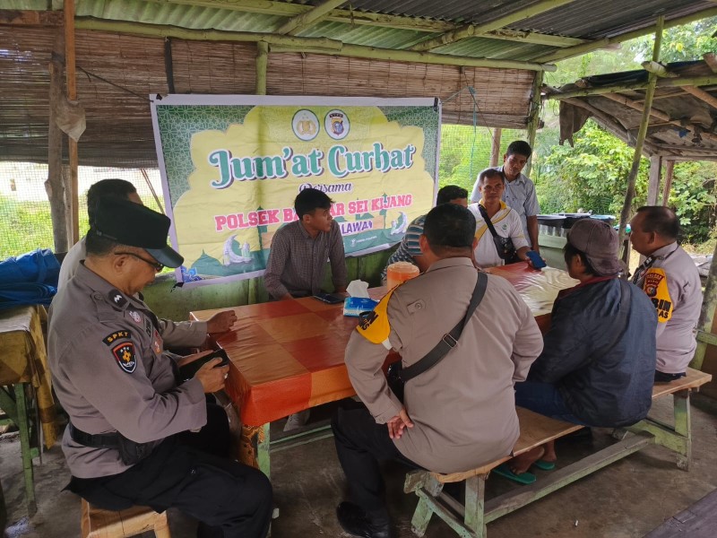 DENGARKAN KELUHAN WARGA, POLSEK BANDAR SEI KIJANG GELAR JUMAT CURHAT DI WARUNG SARAPAN
