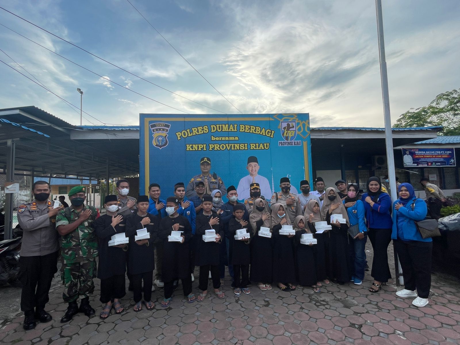 5000 Paket Sembako Dan Santunan Disalurkan DPD KNPI Riau Fuad Santoso Bersama Polres Dumai