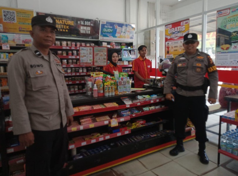 Polsek Bandar Sei Kijang Laksanakan KRYD, Himbauan Kepada Pegawai Toko Untuk Menjaga Keamanan