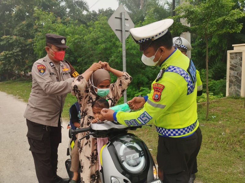 Antisipasi Dampak Karhutla, Polsek Bandar Sei Kijang Kembali Bagikan Masker Gratis di Jalintim