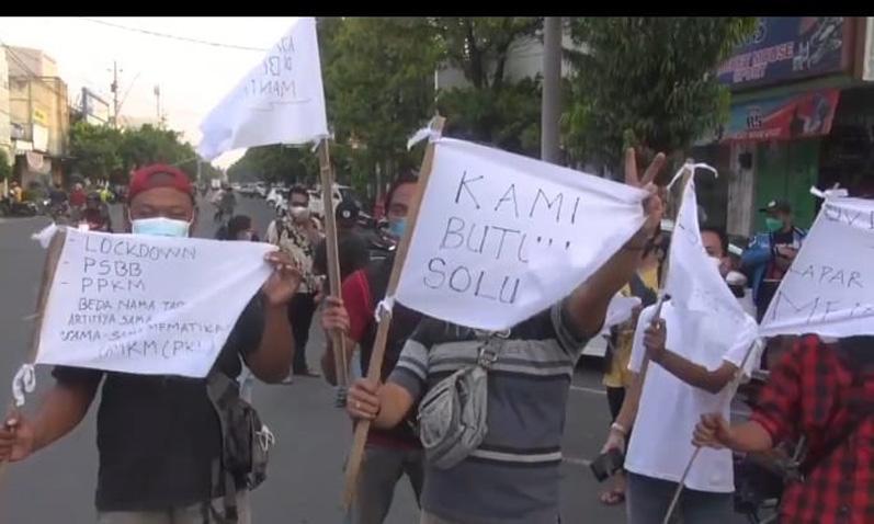 PKL di Tegal Kibarkan Bendera Putih Karena Tak Bisa Berjualan Selama PPKM