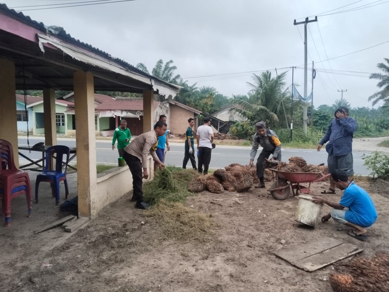 Bhabinkamtibmas Desa Muda Setia Laksanakan Gotong Royong Membersihkan Pos Satkamling