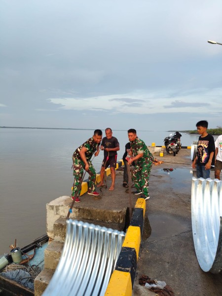Kodam XIX Tuanku Tambusai Tuntaskan Distribusi 109 Komponen Jembatan Armco ke Kepulauan Meranti Hingga Tengah Malam
