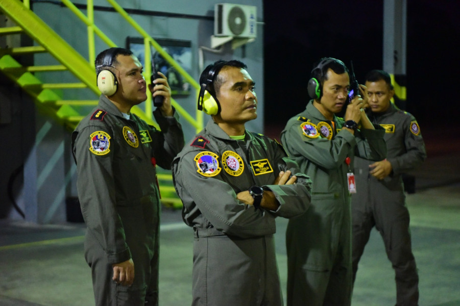 Tingkatkan Profesionalisme Penerbang Tempur Lanud Roesmin Nurjadin Laksanakan Latihan Terbang Malam