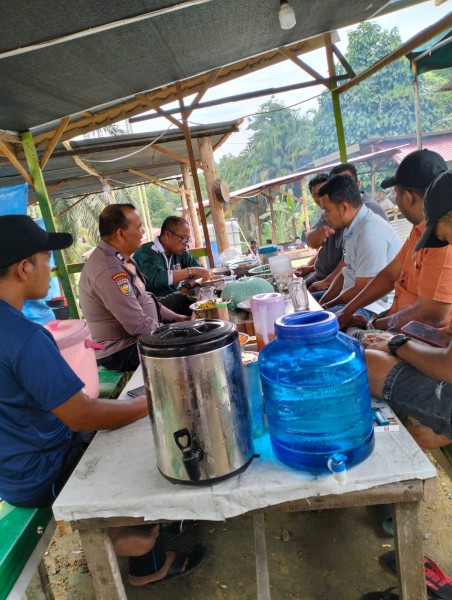Bhabinkamtibmas Polsek Bandar Sri Kijang Gelar Sambang Warga di Simpang Beringin, Ajak Lawan Hoaks dan Jaga Kamtibmas