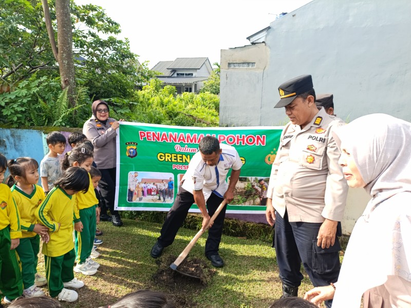 Polsek Bukit Raya Gelar Edukasi Green Policing dan Penanaman Pohon di TK Lilik Pekanbaru