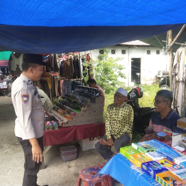 Patroli Pasar Sekijang, Bhabinkamtibmas Ingatkan Warga Waspada C3 dan Penipuan