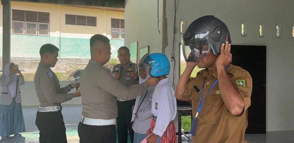 Satlantas Polres Kampar Edukasi Pelajar Baru SMA N 1 Koto Kampar Hulu tentang Keselamatan!