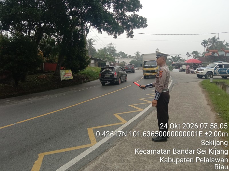 POLSEK BANDAR SEI KIJANG KEMBALI LAKSANAKAN PATROLI PREVENTIF DAN PENGATURAN ARUS LALU LINTAS DI JALINTIM KM 25