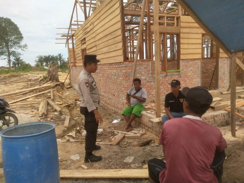 *Bhabinkamtibmas Kelurahan Sekijang Laksanakan Sambang Warga dan Sampaikan Pesan Kamtibmas*