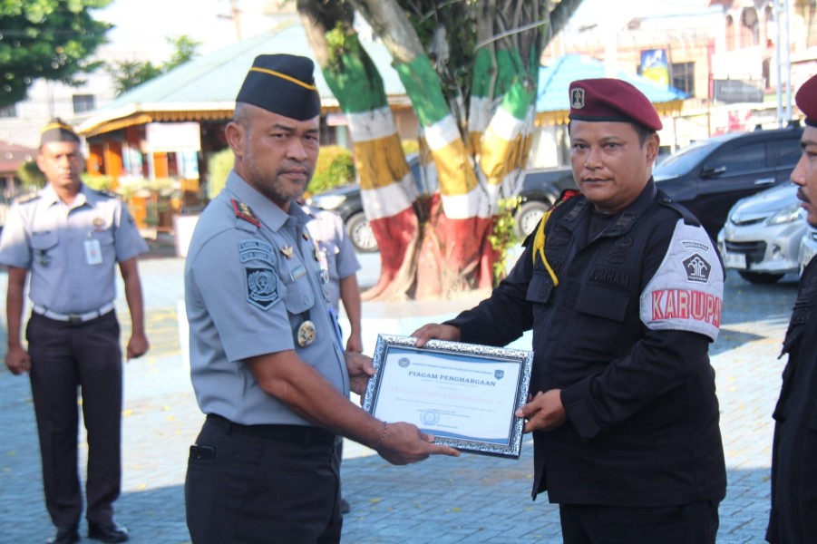 Kalapas Kelas IIA Pekanbaru Serahkan Penghargaan Kepada Pegawai Berprestasi