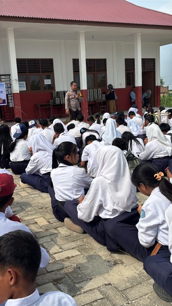 Bhabinkamtibmas Polsek Bandar Sei Kijang Gandeng Mahasiswa KKN UNRI Gelar Sosialisasi Bahaya Narkoba dan Bullying di SMPN 04