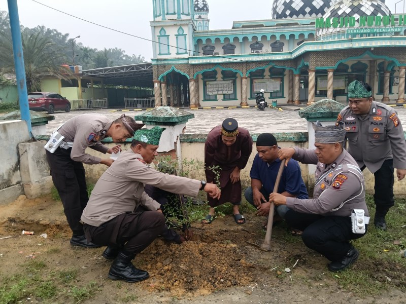 Polsek Bandar Sei Kijang Tanam 2 Batang Bibit Ketapang di Halaman Masjid Paripurna Nurul Iman