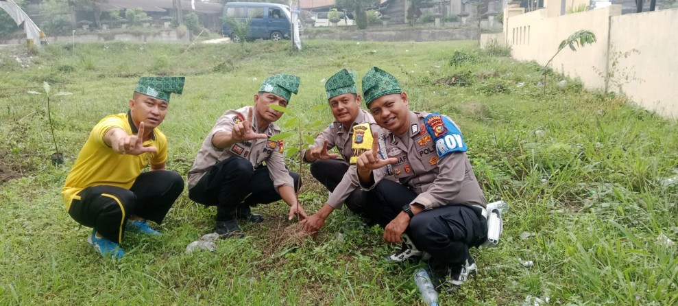 Dukung Program Kapolda Riau, Polsek Bandar Sei Kijang Tanam Bibit Pohon di Halaman Mako