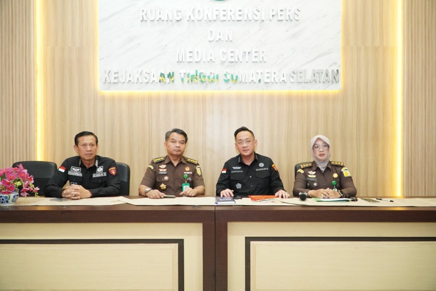 *Penyerahan Tersangka dan Barang Bukti Kasus Dugaan Tipikor di Kantor Camat Pagar Gunung*