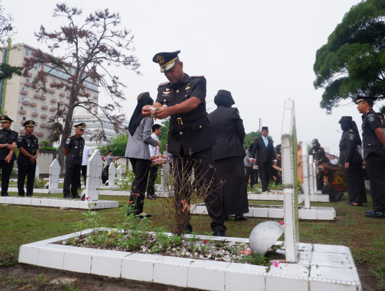 Kenang Jasa Pahlawan Pada Momen HBI ke-75, Jajaran Lapas Pekanbaru Ikuti Upacara Tabur Bunga di Taman Makam Pahlawan Kusuma Dharma