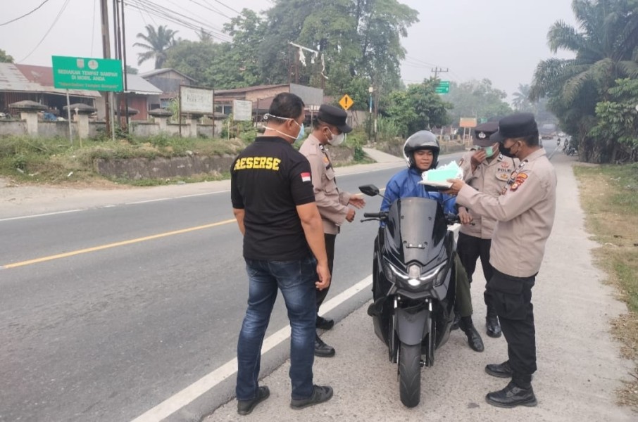 Polsek Bandar Sei Kijang Bagikan Masker Gratis Kepada Pengguna Jalan Antisipasi Dampak Kabut Asap Karhutla