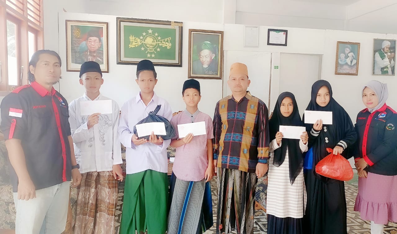 Ketua PW MOI Pelalawan Santuni Anak Yatim Dipondok Pesantren Nurul Haq Assalafiyah