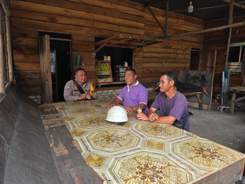 Jaga Kamtibmas Tetap Kondusif, Bhabinkamtibmas Desa Kiab Jaya Gelar Cooling System dan Silaturahmi Bersama Warga