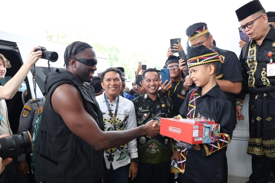 Momen Rapper Melly Mike Bertemu Dikha Bocah Pacu Jalur dan Beri Kado