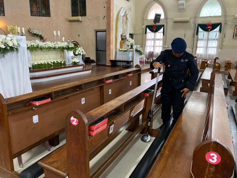 Wujudkan Rasa Aman Jemaat, Brimob Polda Riau Sterilisasi Gereja Sambut Perayaan Natal