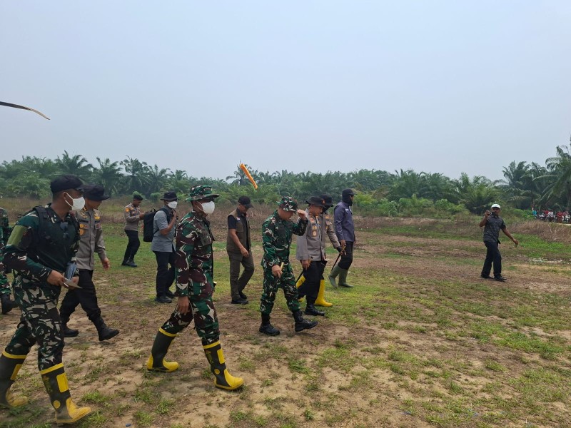 Kodam XIX/Tuanku Tambusai Perkuat Penanganan Karhutla, Pangdam Tinjau Langsung Pulau Jum’at