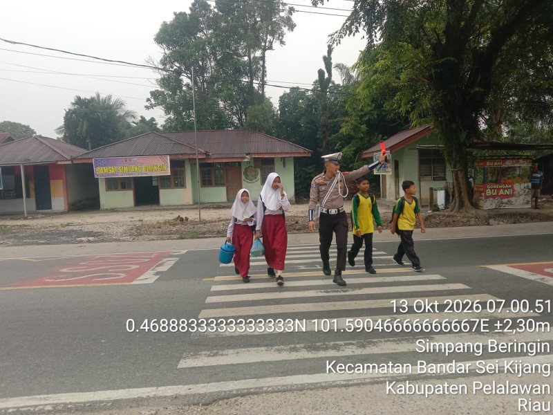 Polsek Bandar Sei Kijan Laksanakan Pengaturan Arus Lalu Lintas dan Menyebrangkan Anak Sekolah SDN 007
