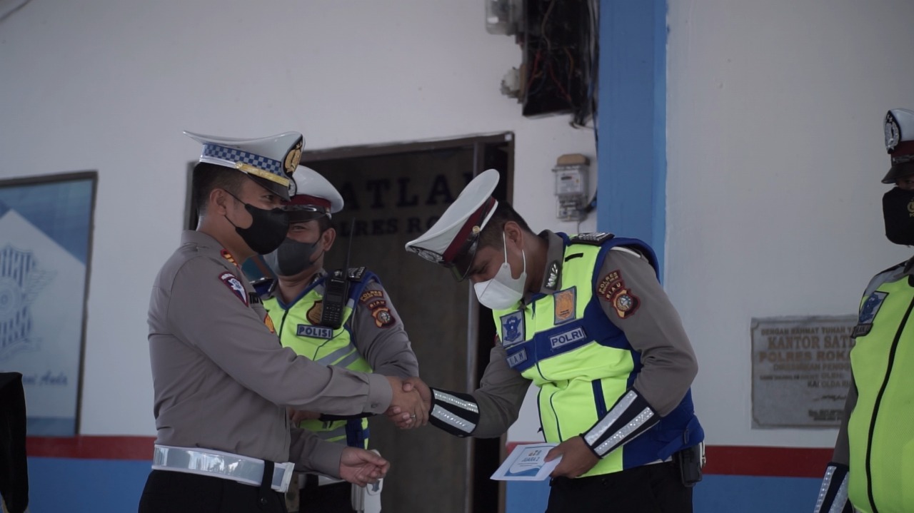Kasatlantas Polres Rohil Berikan Reward Terhadap Personil Berprestasi
