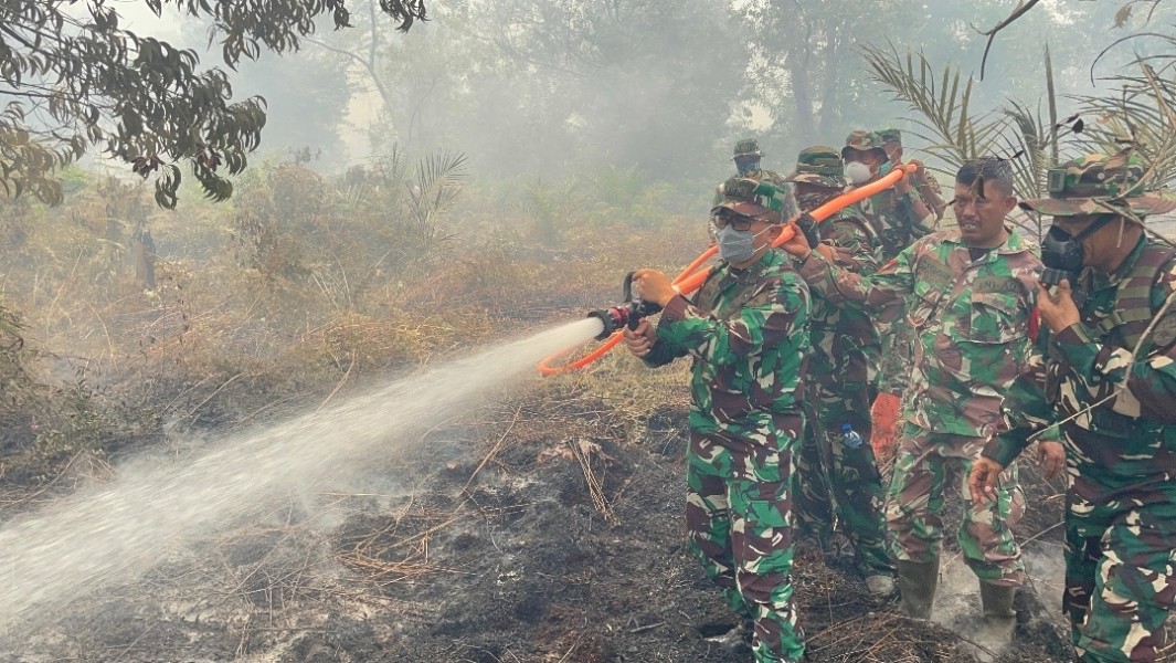 Asops Kasdam Pimpin Langsung Perang Lawan Api di Bengkalis