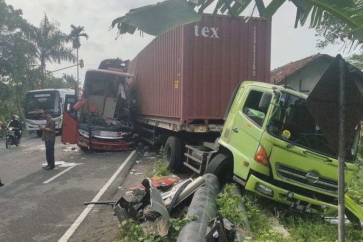 Kecelakaan Maut, Bus Tabrak Truk Kontainer yang Sedang Parkir, 2 Orang Tewas