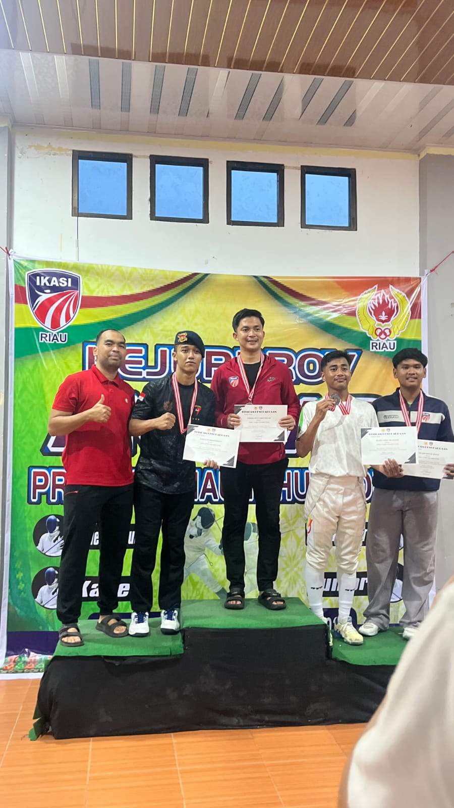Dua Personel, Tiga Prestasi! Baja 53 Satbrimob Polda Riau Bersinar di Kejurprov Anggar 2026