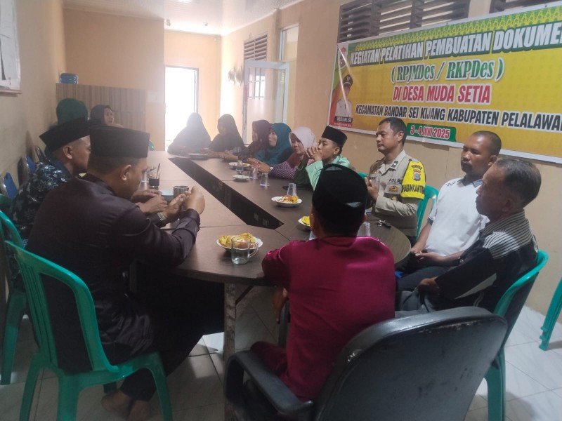 Bhabinkamtibmas Desa Muda Setia Hadiri Rapat Persiapan HUT Desa ke-21 dan HUT RI ke-81
