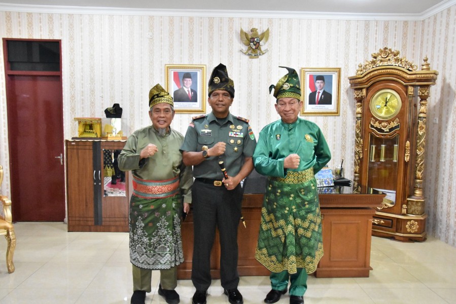 Ketum Majelis Kerapatan Adat LAMR Datuk Seri H. R. Marjohan Yusuf Sambut Hangat Kunjungan Danrem 031/WB Brigjen TNI Dr. Agustatius Sitepu,  S.Sos.,M.Si.,M.Han