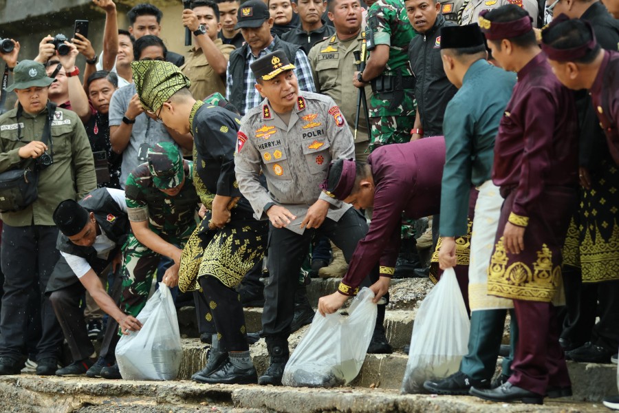 Kapolda Riau Hadiri Pengukuhan 654 Dubalang Batang Kuantan Singingi, Gubernur Tegaskan Tak Ada Toleransi Bagi Perusak Alam