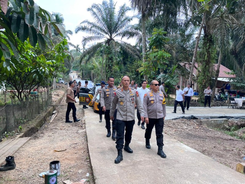 Dansat Brimob dan Karo Ops Polda Riau Tinjau Langsung Pembangunan Jembatan di Desa Lubuk Agung