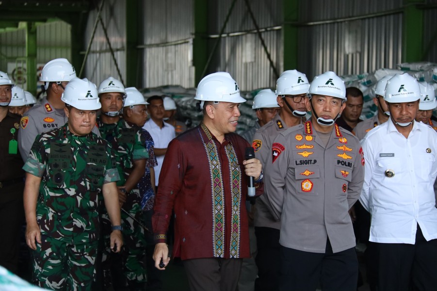 Kodam XIX Tuanku Tambusai Perkuat Ketahanan Pangan, Pangdam Dampingi Kapolri Salurkan Bantuan Pupuk untuk Petani Riau